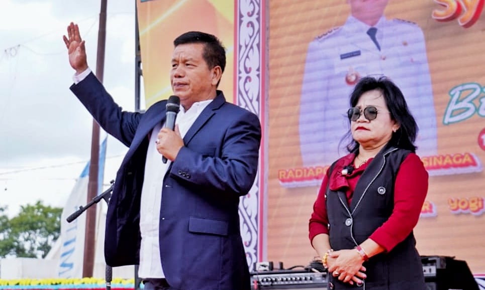 Bupati dan Ketua TP PKK Simalungun pada acara syukuran yang dirangkai dengan peresmian kantor Camat Purba