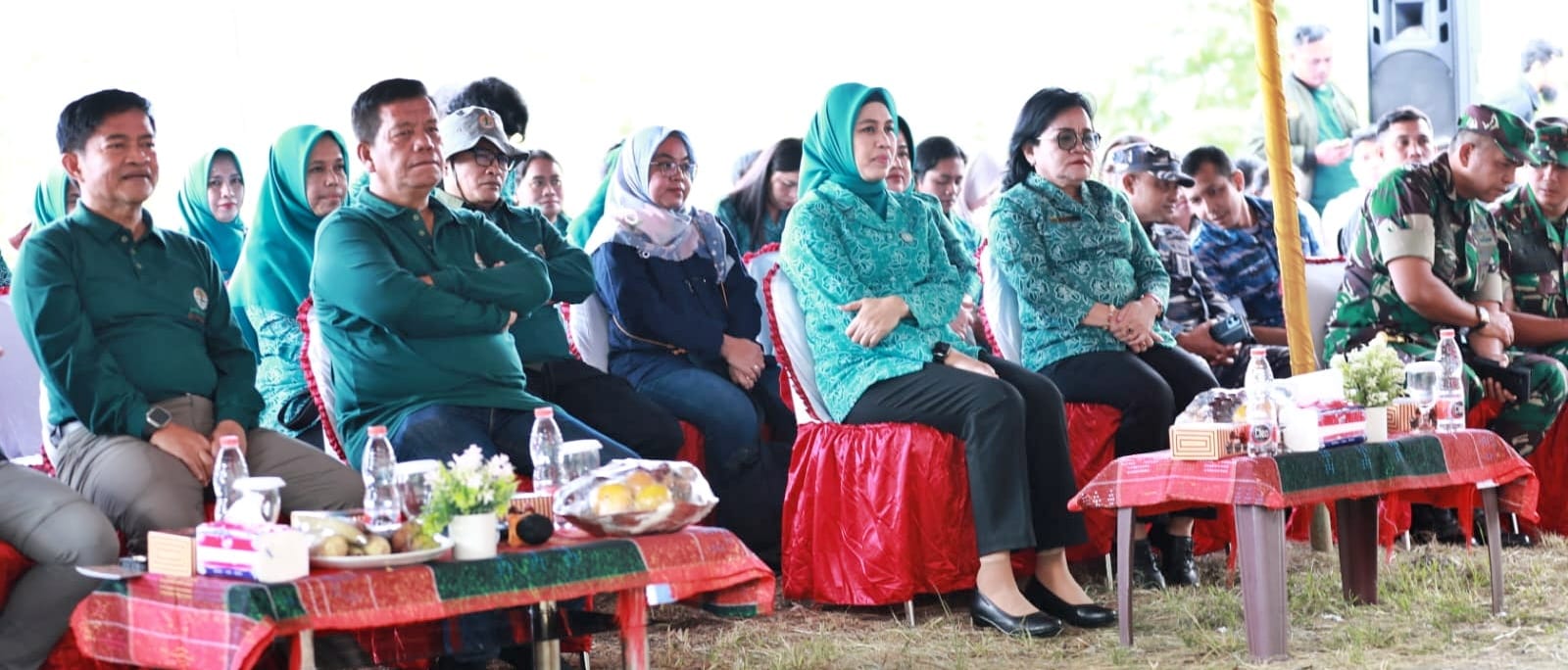 PJ Gubsu, Bupati Radiapoh, PJ Ketua TP PKK Sumut, dan Ketua TP PKK Ratnawati Radiapoh Hasiholan Sinaga pada acara penanaman pohon