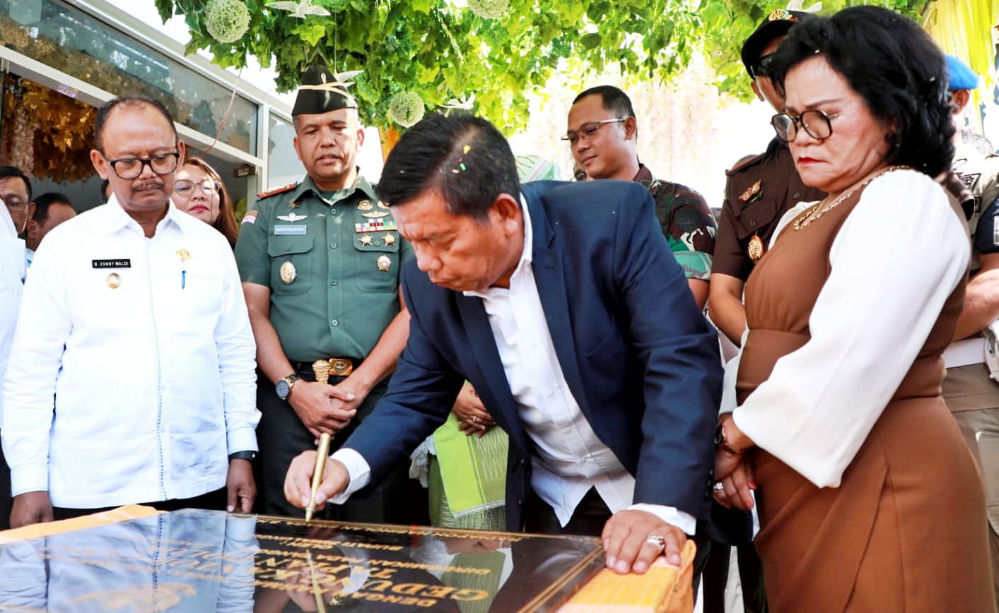 Bupati Simalungun tandatangani prasasti pembangunan Kantor Camat Tapian Dolok.(*)