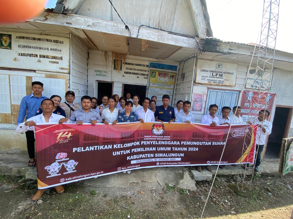 PPK, PPS, KPPS, PTPS, dan Panwaslu foto bersama depan Kantor Pangulu Nagori Purba Horisan, Haranggaol Horisan