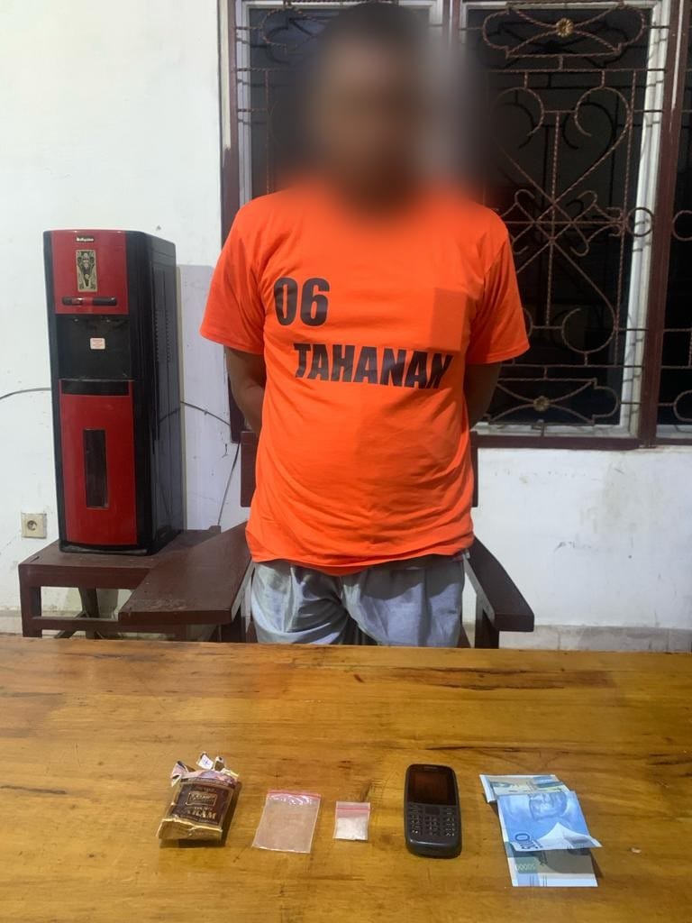 Pengedar narkotika jenis sabu dan barang bukti diamankan di Mako Polres Simalungun.(*)