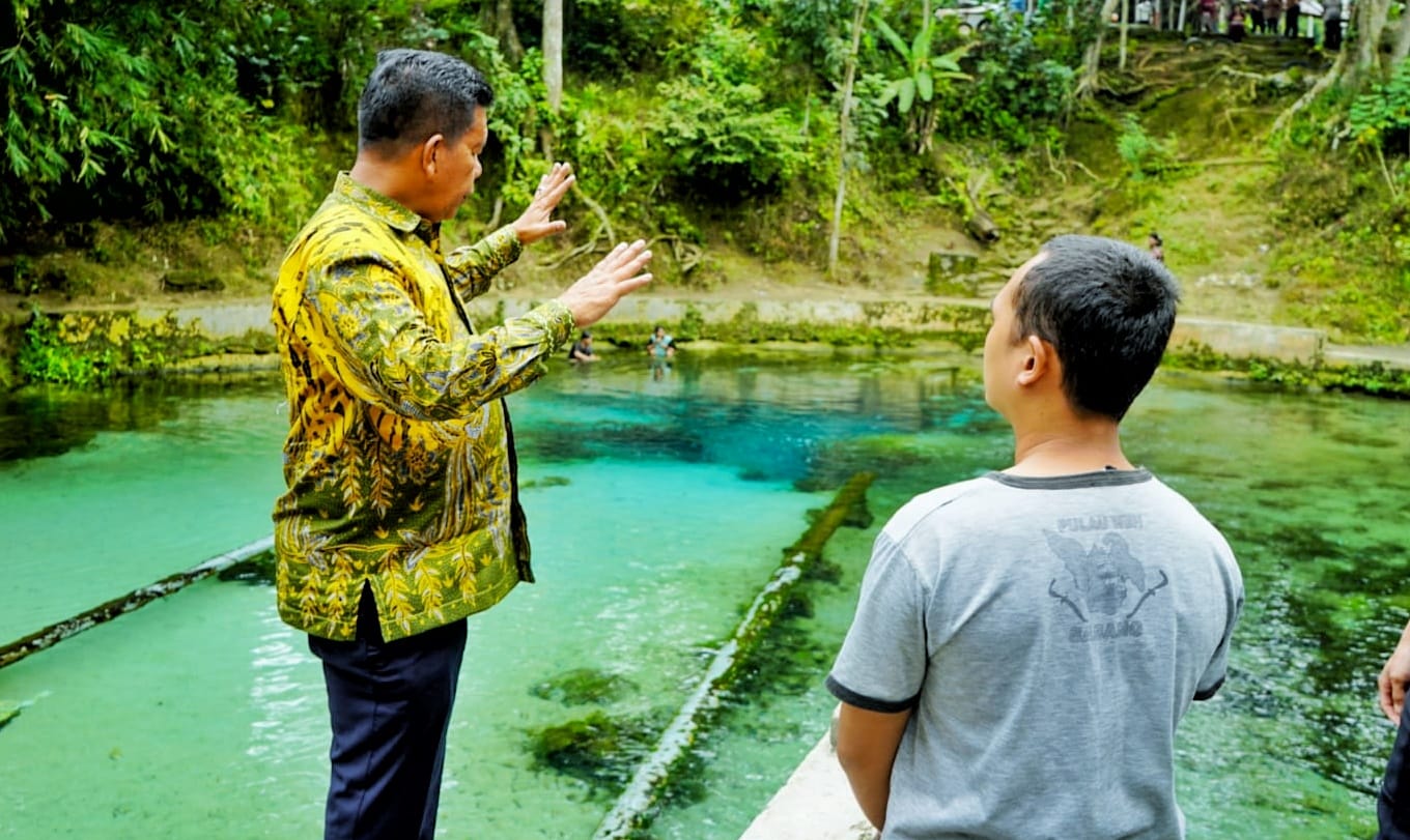 Bupati Simalungun Radiapoh Hasiholan Sinaga dan pemilik mata air Sungai Lobang