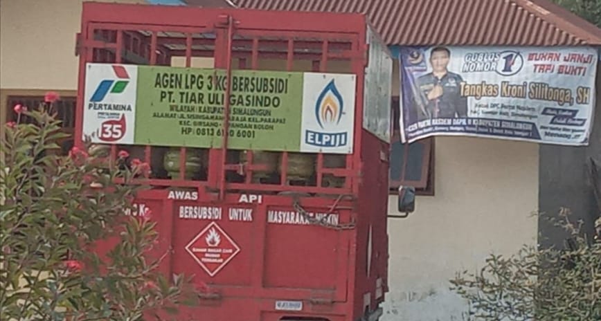 Spanduk Caleg DPRD Simalungun Dapil 2 dipajang depan rumah oknum pegawai Perumda Tirta Uli Pematangsiantar