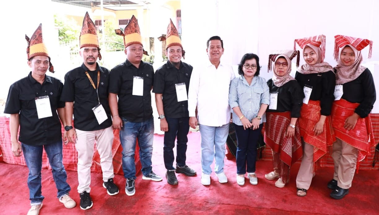 Bupati Simalungun didampingi istri pose bersama petugas TPS mengenakan pakaian adat Simalungun