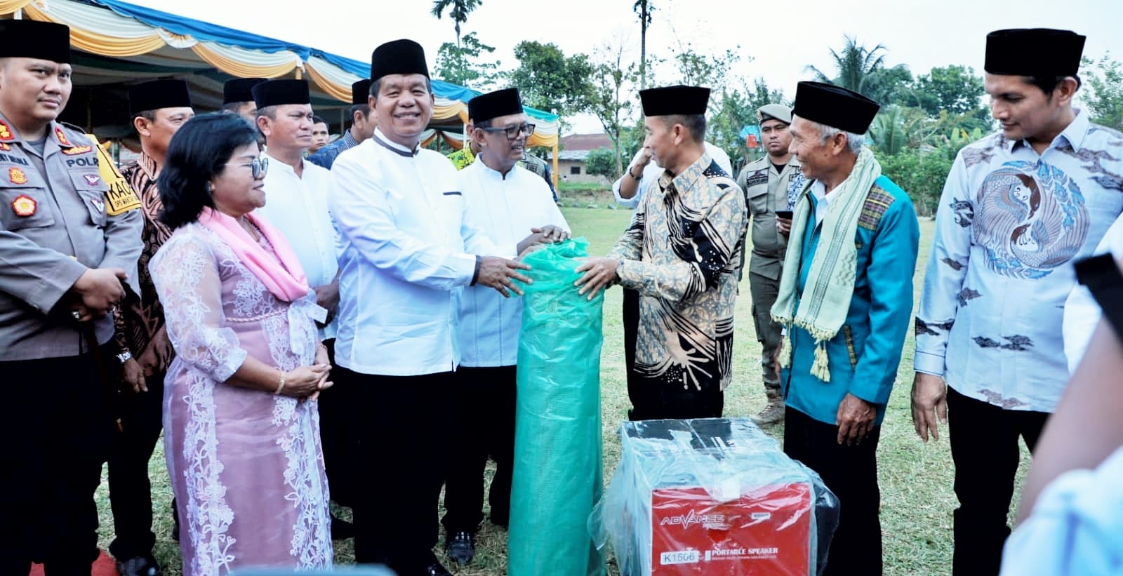 Bupati Radiapoh Hasiholan Sinaga pasca menyerahkan tali asih