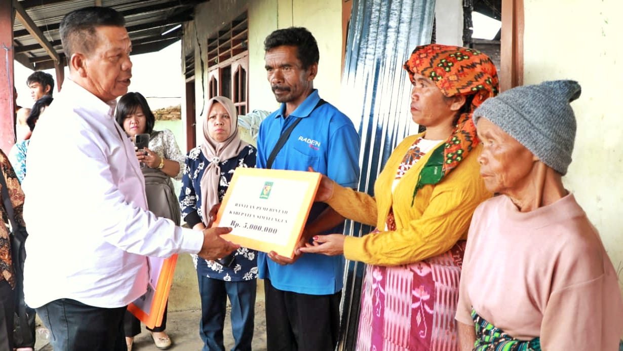 Bupati Simalungun Radiapoh Hasiholan Sinaga bantu warga korban kebakaran rumah,(*)