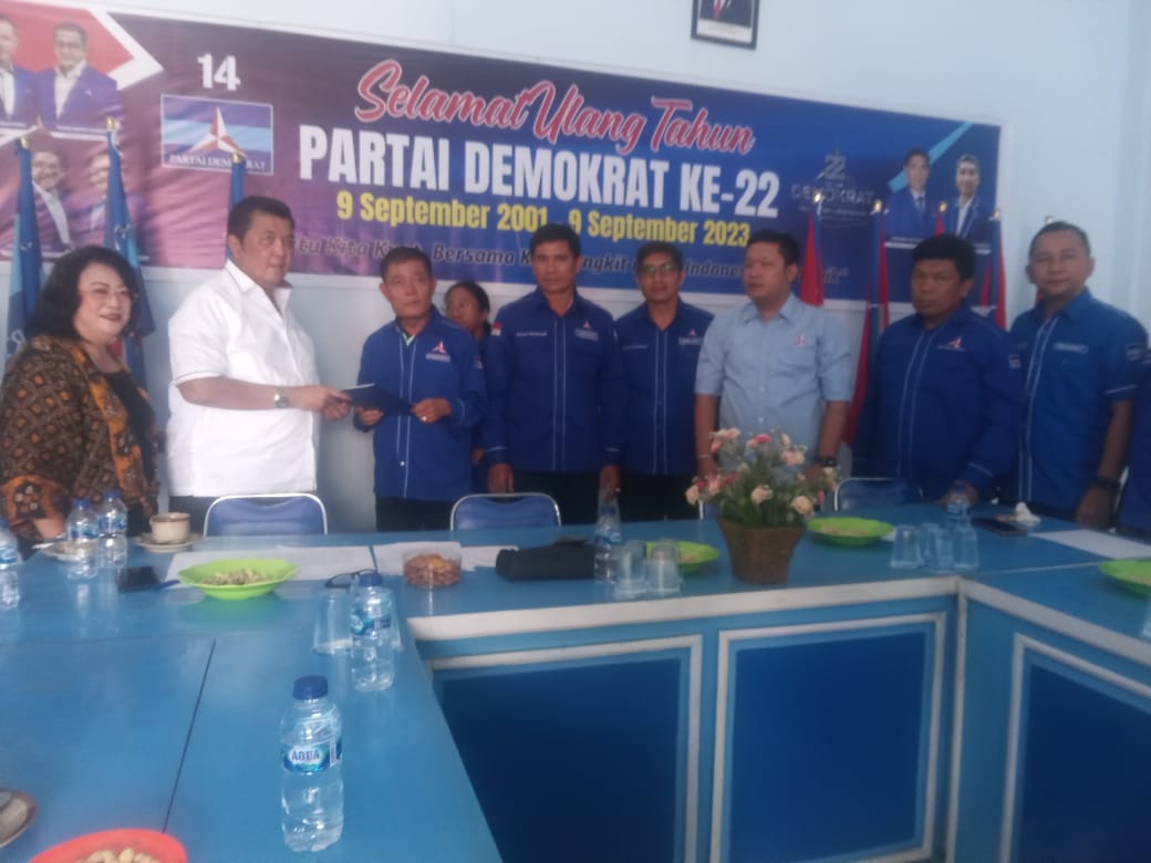Yan Santoso Purba saat mendaftar Balon di DPC Partai Demokrat,(*)