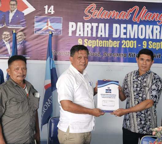 Crismes Haloho di DPC Partai Demokrat Simalungun, formulir Balon Bupati diterima langsung oleh ketua DPC Johannes Sipayung.