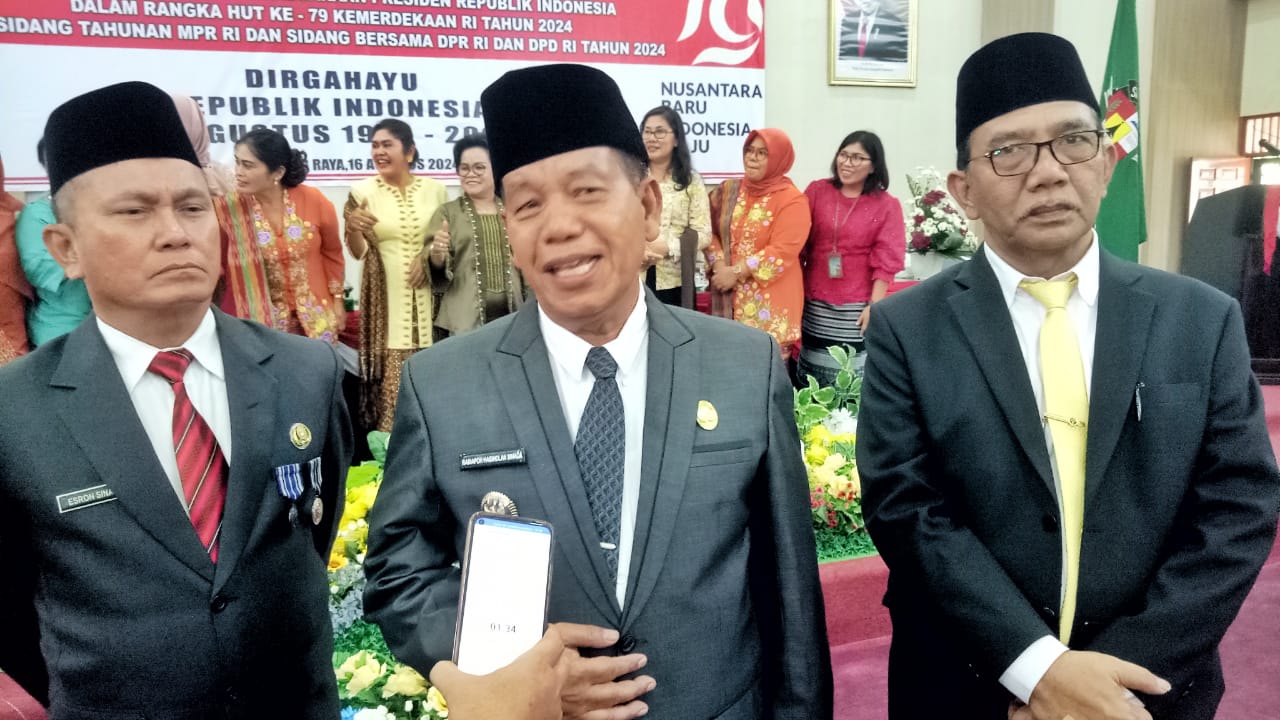Bupati Radiapoh Hasiholan Sinaga saat memberi keterangan pers pada ruang Paripurna DPRD Simalungun