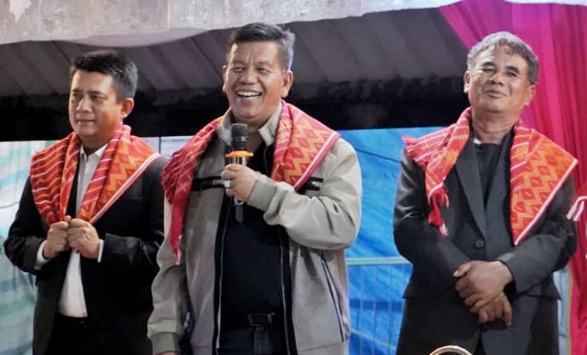 Bupati Radiapoh pasca memberikan kata sambutan didampingi Wakil Ketua DPRD Samrin G Girsang dan anggota DPRD Jarusdin Sinaga