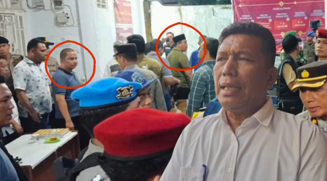 Lingkar merah, Ketua KPU Tapteng saat meninggalkan gedung di ikuti mantan Bupati Tapteng juga ketua pemenangan Paslon KEDAN. Menatap lensa, kuasa hukum Paslon MAMA saat memberi keterangan pers.