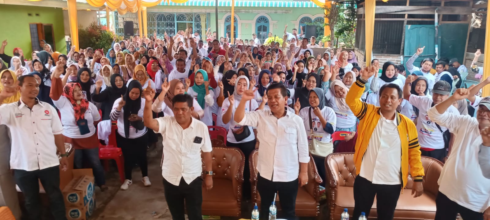 Calon Bupati Simalungun Radiapoh Hasiholan Sinaga fhoto bersama ibu ibu di Sinaksak dan pengurus Partai pengusung RHS-AZI Nomor Urut Satu