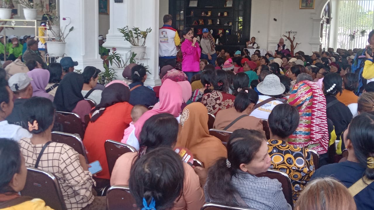 Nyonya Ratnawati Radiapoh Hasiholan Sinaga saat bertatap muka dengan para simpatisan di rumah nya Tigarunggu