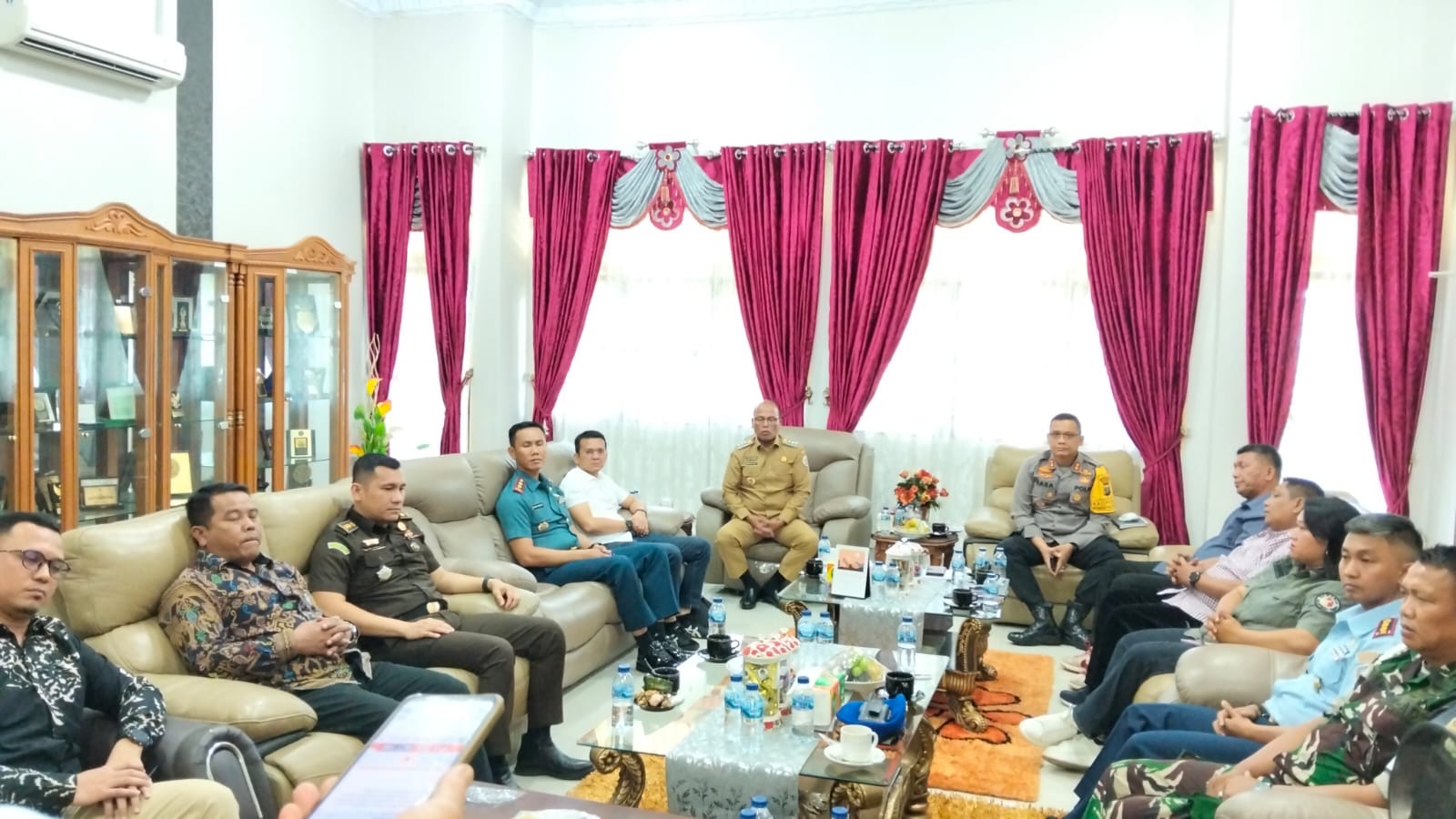 Penjabat Bupati Tapanuli Tengah, Sugeng Riyanta saat menggelar rapat koordinasi (Rakor) bersama dengan Forkopimda