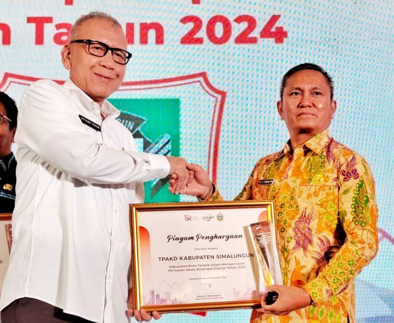 Sekdakab Simalungun Esron Sinaga saat menerima penghargaan