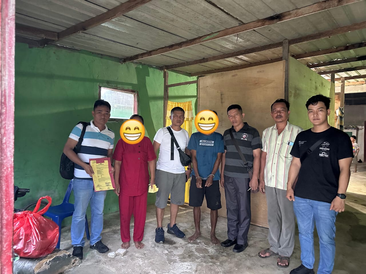 Pelaku dipasang stiker emoji saat digelandang ke Polres Simalungun