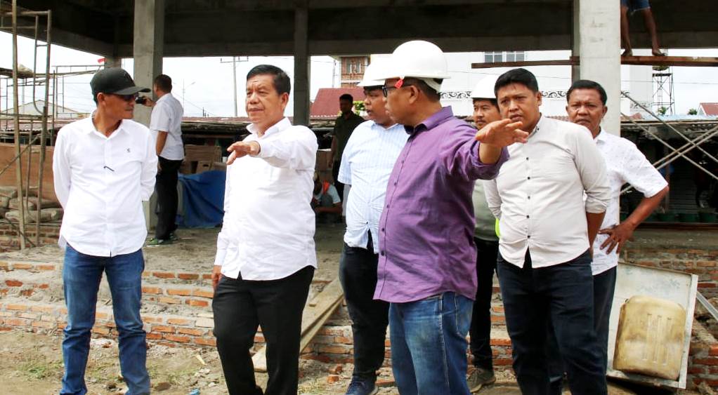 Bupati Simalungun Radiapoh Hasiholan Sinaga bersama Kadis PUTR Hotbinson Damanik dilokasi pembangunan gedung seni dan budaya
