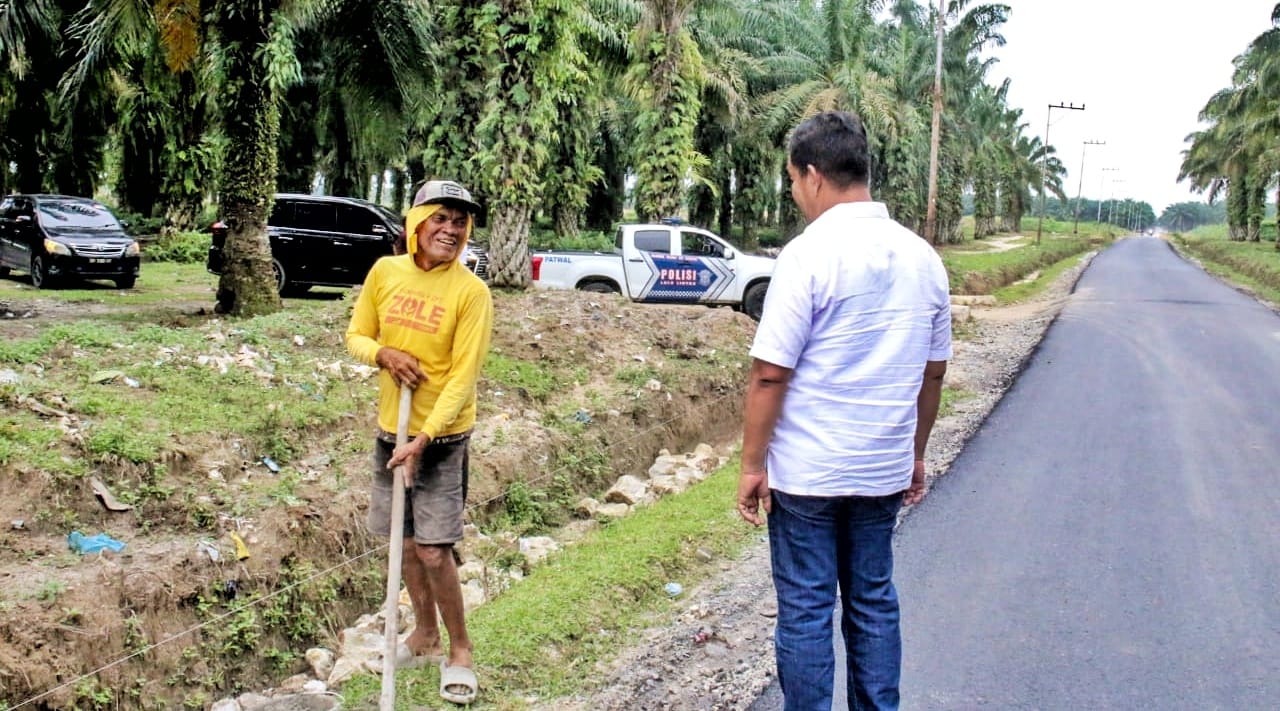 Bupati Simalungun Radiapoh Hasiholan Sinaga pasca meninjau pelaksanaan proyek Long Segment jalan dari arah Simpang Nagojor menuju Bah Jambi