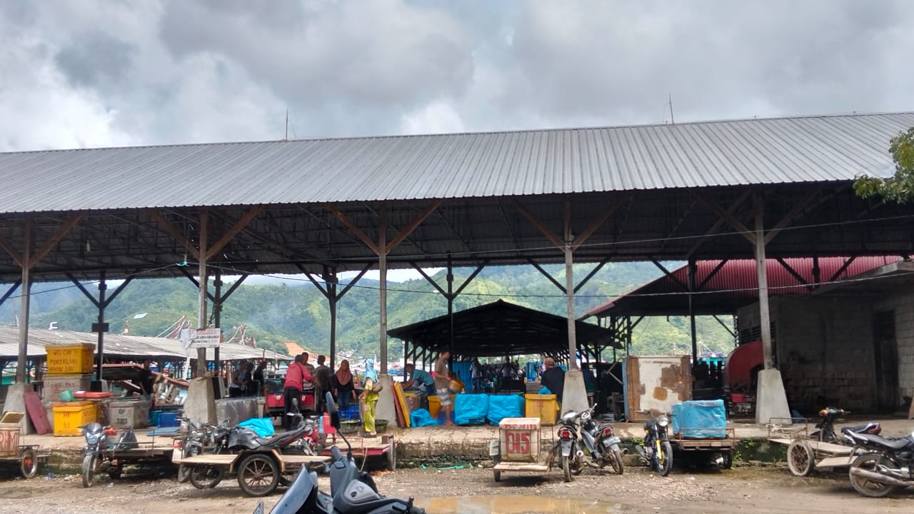 Tangkah yang menjadi Aktivitas bongkar muat dugaan kapal bom ikan.