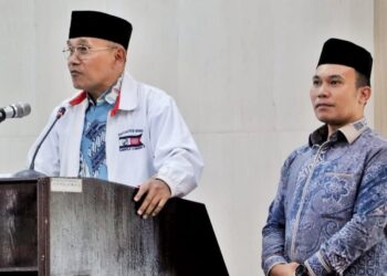 Bupati Simalungun periode 2025-2030 terpilih Anton Achmad Saragih alias Antonoius Saragih (STTB SMA Negeri 15 Jakarta Utara) dan Wakil Bupati terpilih Benny Gusman Sinaga