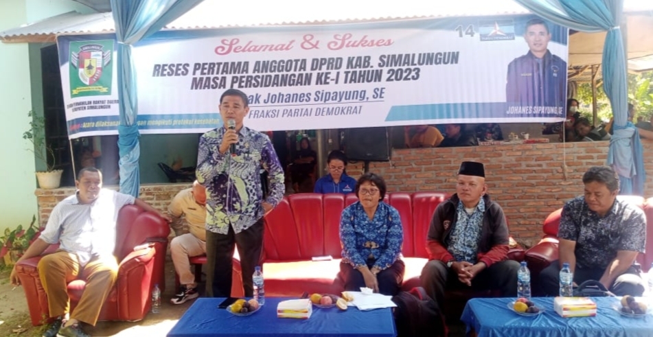 Anggota DPRD Fraksi Demokrat, Johannes Sipayung saat reses di Nagori Moho Kecamatan Jawa Maraja Bah Jambi