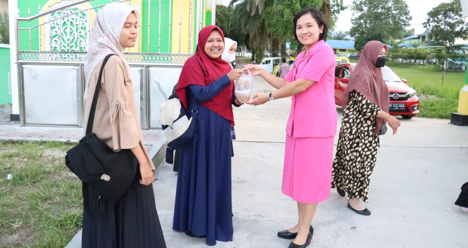 Ketua Bhayangkari Simalungun, Erika Ronald FC Sipayung membagikan takjil