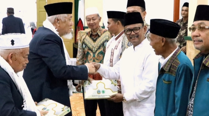 Wabup Simalungun menerima cinderamata dari Ketua DP MUI Sumut