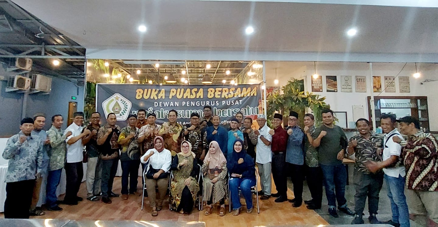 Pengurus Pujakesuma Bersatu fose bersama di SAGAR CAFE