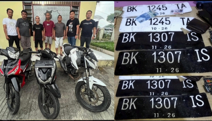 Tersangka diapit petugas dan barang bukti yang diamankan