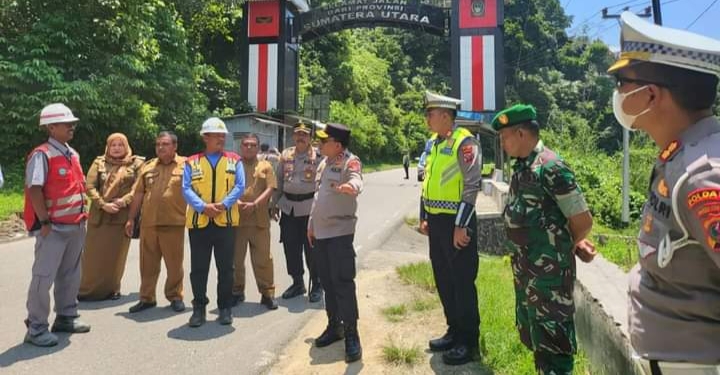 Irjen Pol RZ Panca sedang berbincang dengan pejabat Pemkab Madina