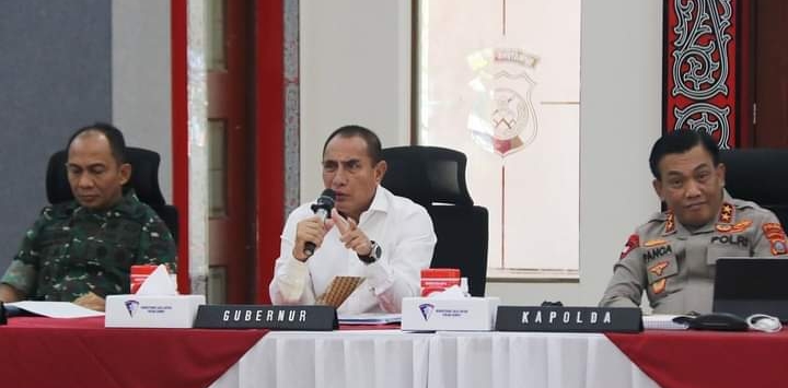 Gubsu Edy Rahmayadi saat memastikan didampingi Kapolda Sumut Irjen Pol RZ Panca