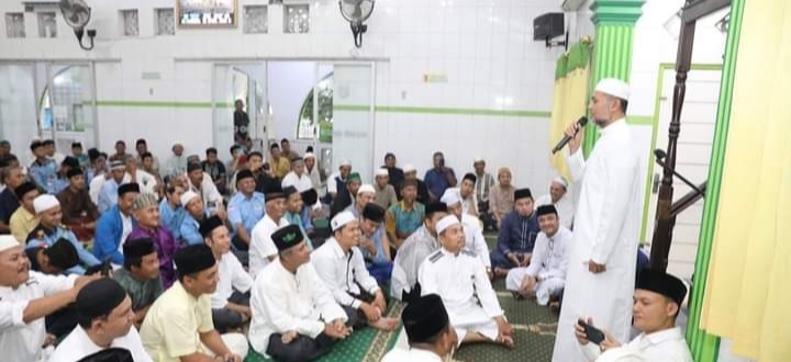 Wagub Sumut saat Salat Subuh di Masjid Asysyakirin Delitua