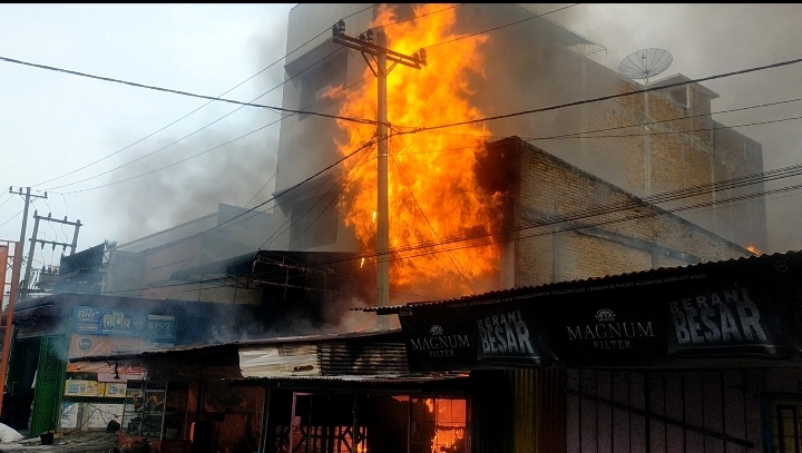 Si Jago Merah Melalap Gedung Ruko di Jalan Asahan Kabupaten Simalungun