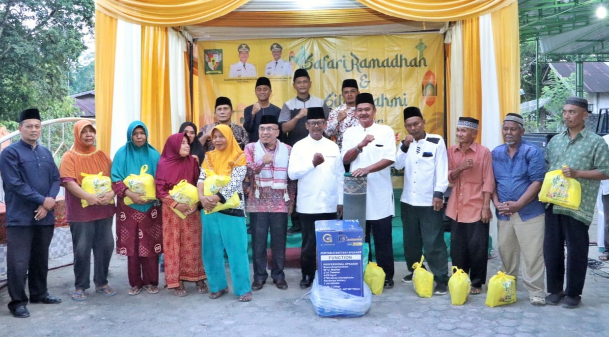 H Zonny Waldi photo bersama dengan masyarakat