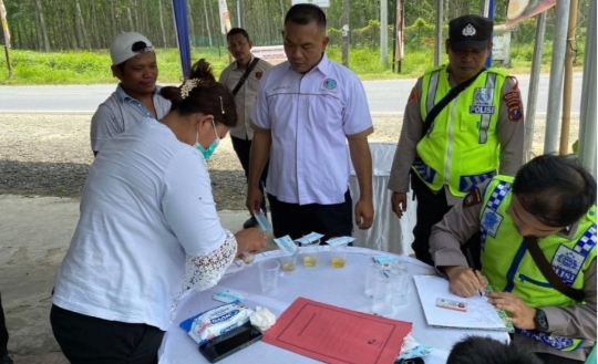 Kasat Narkoba Simalungun monitoring pelaksanaan test urine para supir Bus