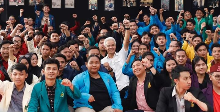 Ganjar Pranowo Presiden RI 2024 ditengah tengah mahasiswa