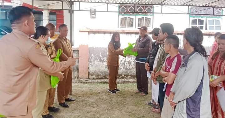Penyerahan bantuan paket sembako