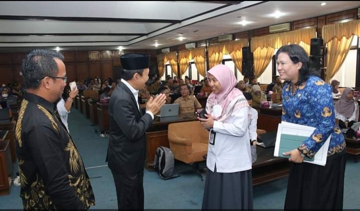 Sekdaprov Sumut pakai setelan jas hitam berpeci
