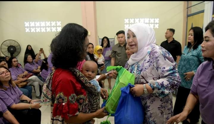 Ketua TP PKK Sumut, Nawal Lubis serahkan sembako dan PMT anak kurang giji