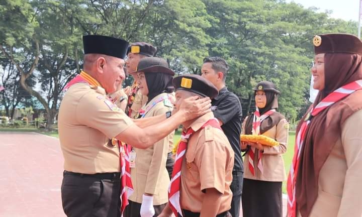 Edy Rahmayadi menyematkan tanda peserta Raimuna Daerah VIII Kwarda Pramuka Sumut Tahun 2023 (ist)