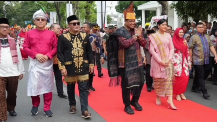 Pawai Colorful Medan Carnival 2023 ini Wali Kota Medan dan Ketua TP PKK tampil gagah dan menawan berpakaian adat dari Kabupaten Simalungun (ist)