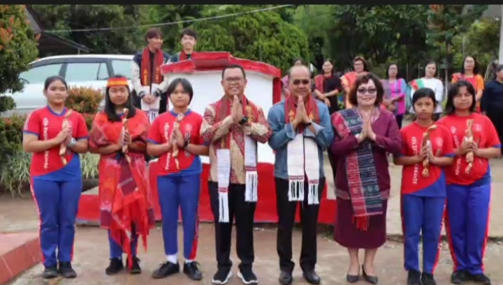Poltak Sitorus didampingi Kadis Rikardo Hutajulu dan Kepala Sekolah SMP Negeri 2, Tiarman Purba (Aldy)