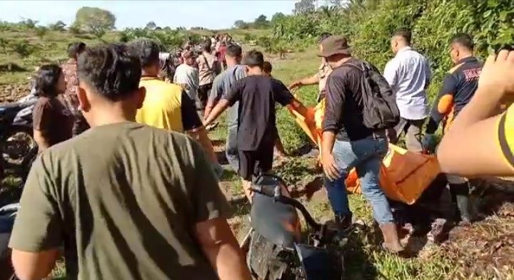 Jasad korban di evakuasi dari TKP air terjun Afd 3 Kebon Dolok Ilir (Ist)