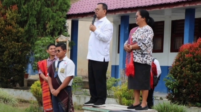 Bupati Poltak didampingi Sekdis Pendidikan Pemuda dan Olahraga Sandi Sibuea, Kadis Kominfo Sesmon TB Butarbutar, Kasek SMP Negeri 3 Balige Jimson Simanullang (Ald)