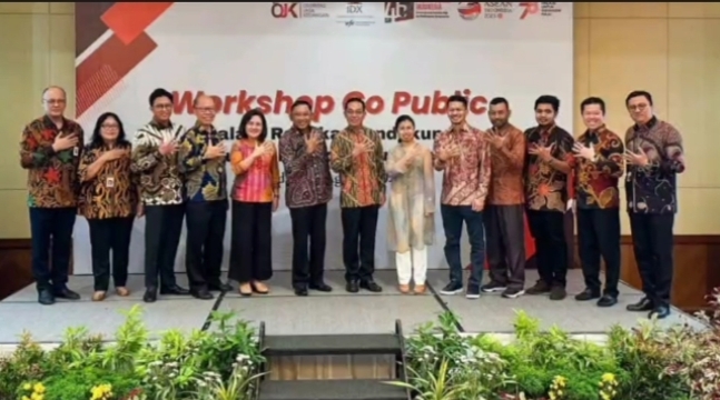 OJK dan asosiasi KADIN, HIPMI, APINDO, dan INTI di Medan berpoto bersama