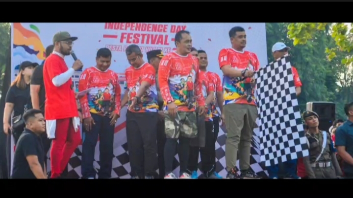 Wali kota Bobby Nasution didampingi wali kota Medan Aulia Rachman juga melepas Color Run 4, 5 K di sela-sela sela senam bersama warga (EM)