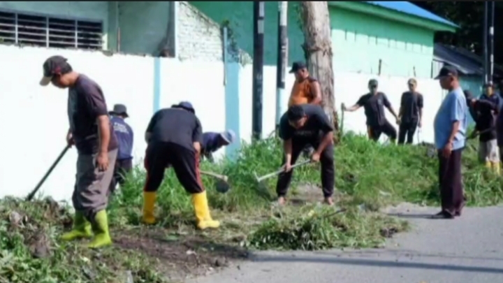 Para peserta gotong royong massal