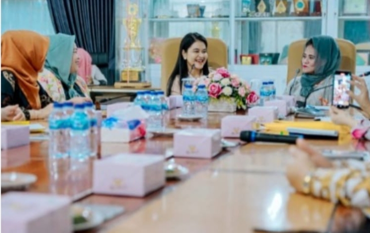 Kahiyang Ayu M Bobby Afif Nasution saat menerima kunjungan pengurus Pengajian Silaturahmi Medan dan Majelis Puan Puan Melayu Sumut