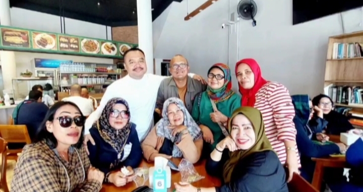 Ketua PWI Sumut H. Farianda Putra Sinik SE diabadikan bersama pengurus