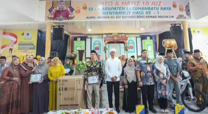 Tokoh masyarakat yang juga mantan Wagub Musa Rajekshah disapa Ijeck diabadikan bersama pemenang MTQ dan Tahfizh Quran